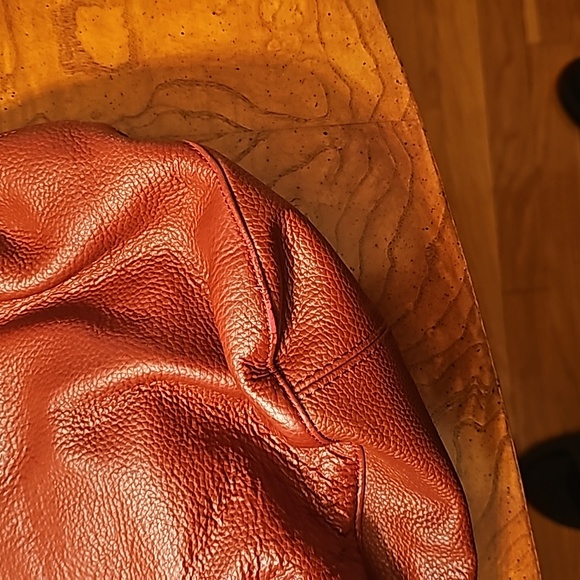 Stylish Red Leather Cuore & Pelle Shoulder Bag - Picture 4 of 9